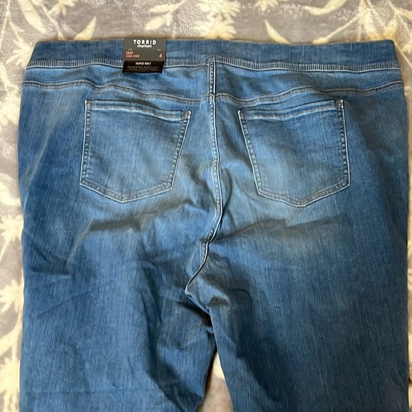 NWT Torrid Blue  Jeans - crop lean super soft “feel the fit” Sz Torrid 4 (26/4X) - Picture 8 of 14